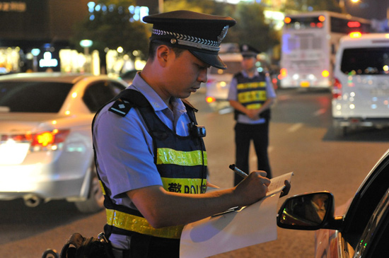 夜幕降臨后，周躍和其他民警進行了街面的例行武裝檢查。